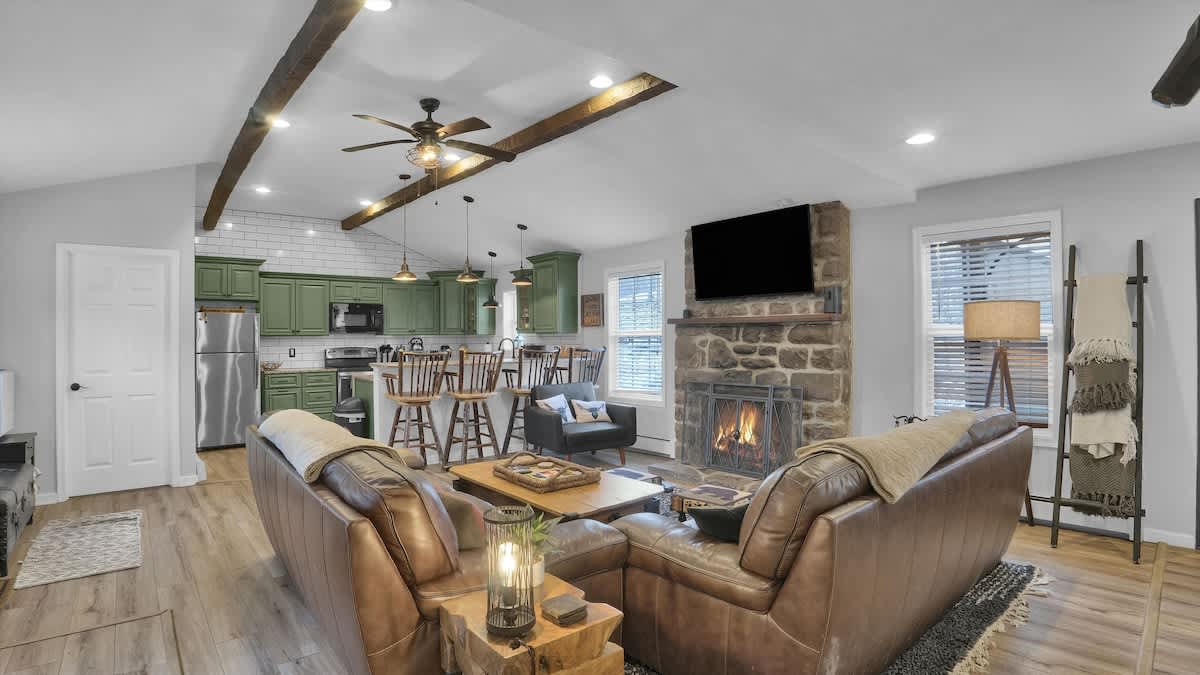 Rustic Woodland Cabin | Hot Tub | Cozy Escape