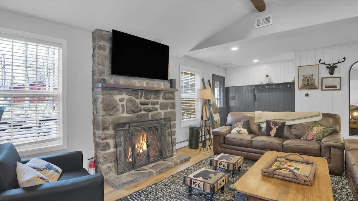 Rustic Woodland Cabin | Hot Tub | Cozy Escape