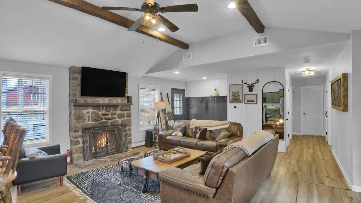 Rustic Woodland Cabin | Hot Tub | Cozy Escape
