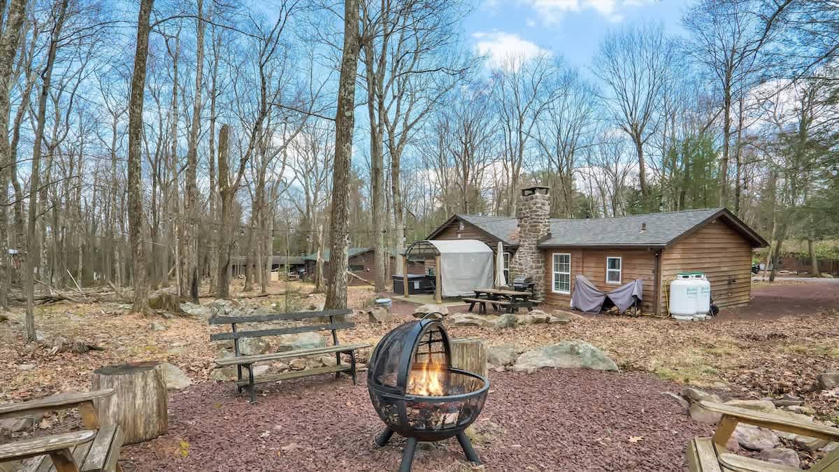 Rustic Woodland Cabin | Hot Tub | Cozy Escape