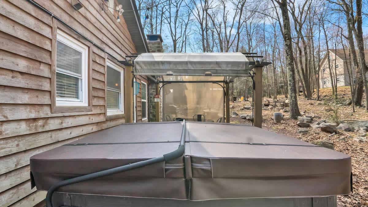 Rustic Woodland Cabin | Hot Tub | Cozy Escape