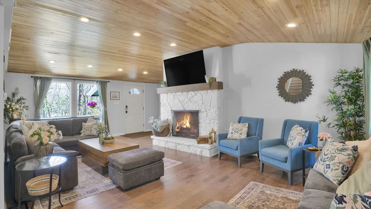 Cozy Cabin Retreat | Firepit | Deck & Fireplace