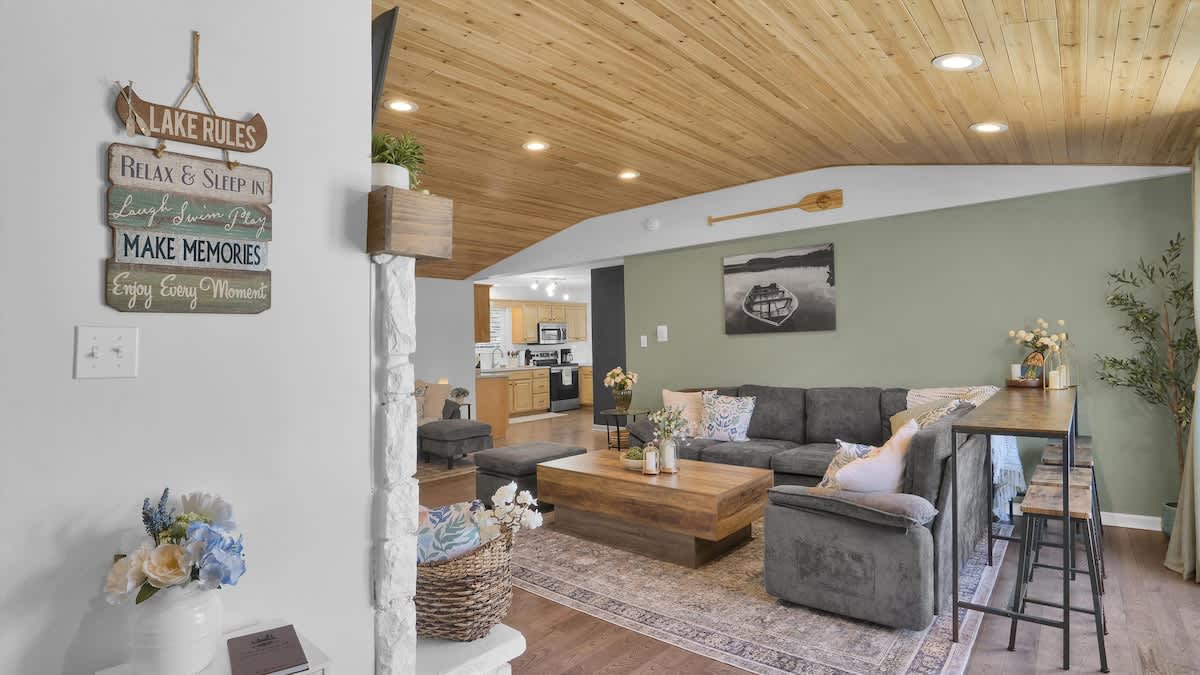 Cozy Cabin Retreat | Firepit | Deck & Fireplace