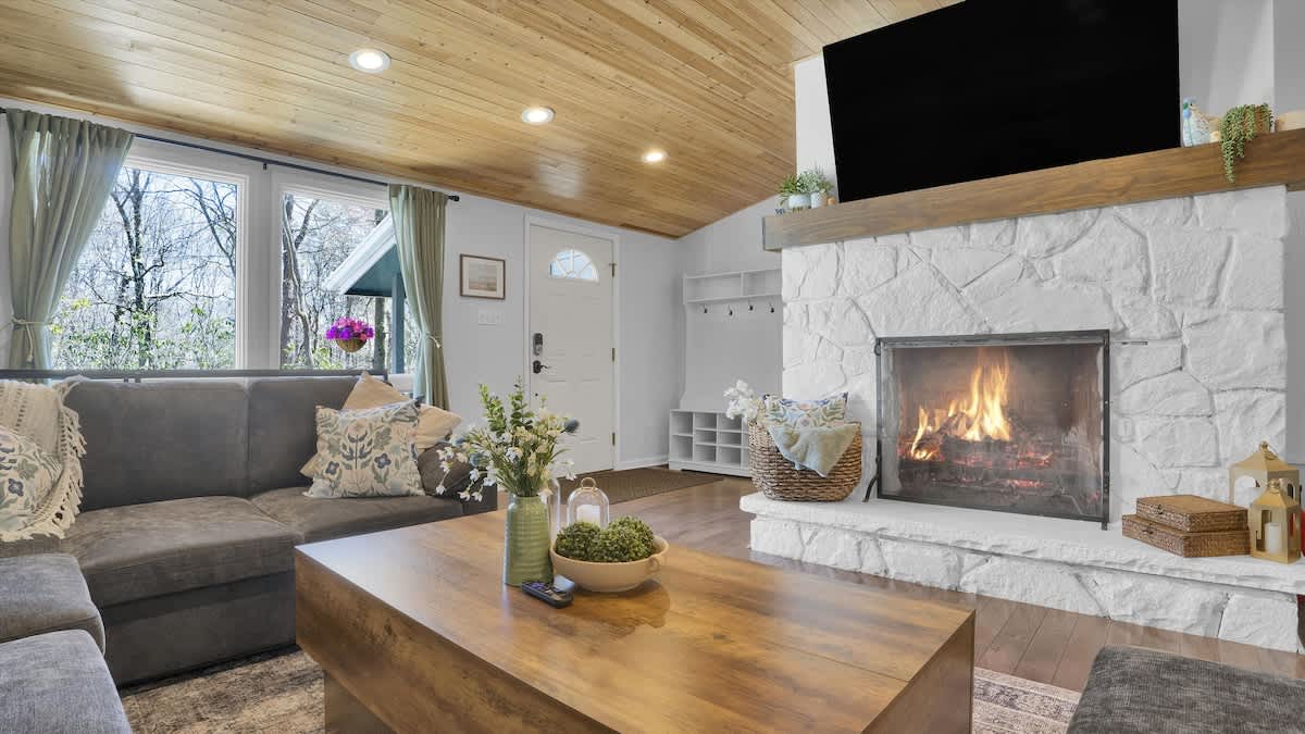 Cozy Cabin Retreat | Firepit | Deck & Fireplace
