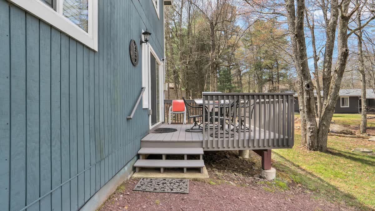 Cozy Cabin Retreat | Firepit | Deck & Fireplace