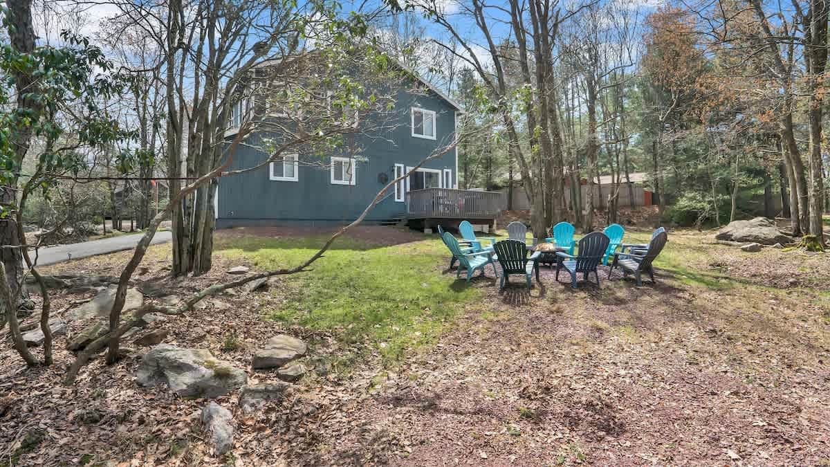 Cozy Cabin Retreat | Firepit | Deck & Fireplace
