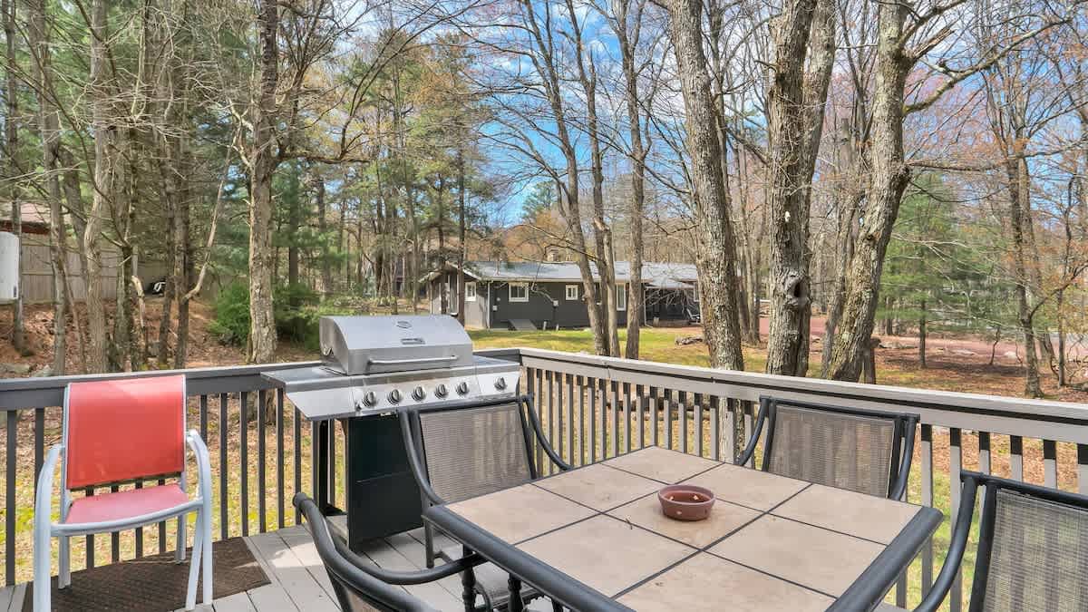 Cozy Cabin Retreat | Firepit | Deck & Fireplace