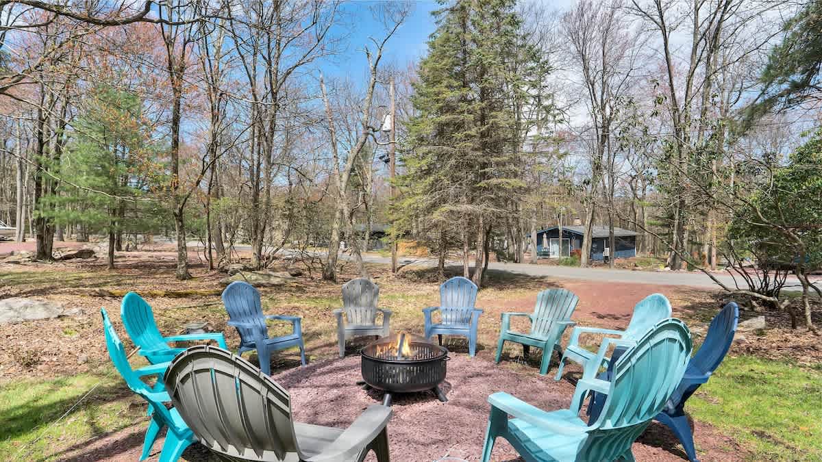 Cozy Cabin Retreat | Firepit | Deck & Fireplace