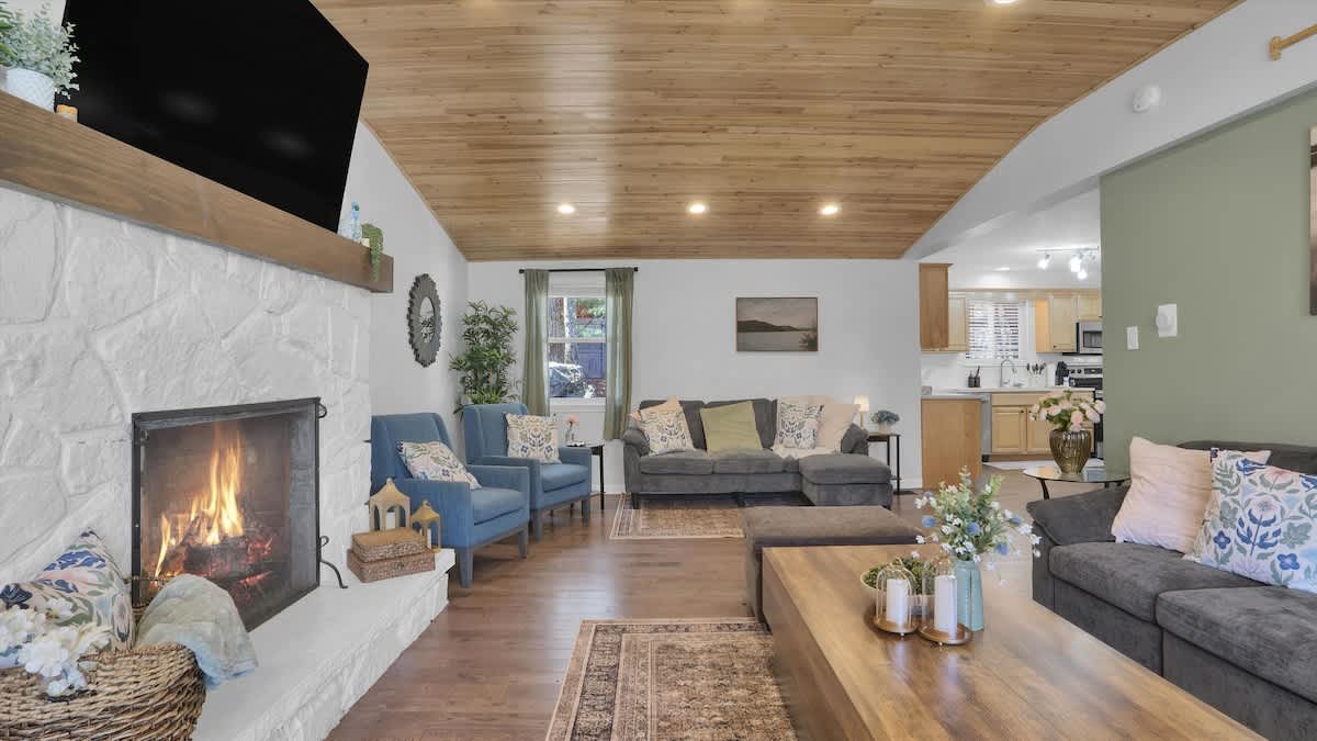 Cozy Cabin Retreat | Firepit | Deck & Fireplace