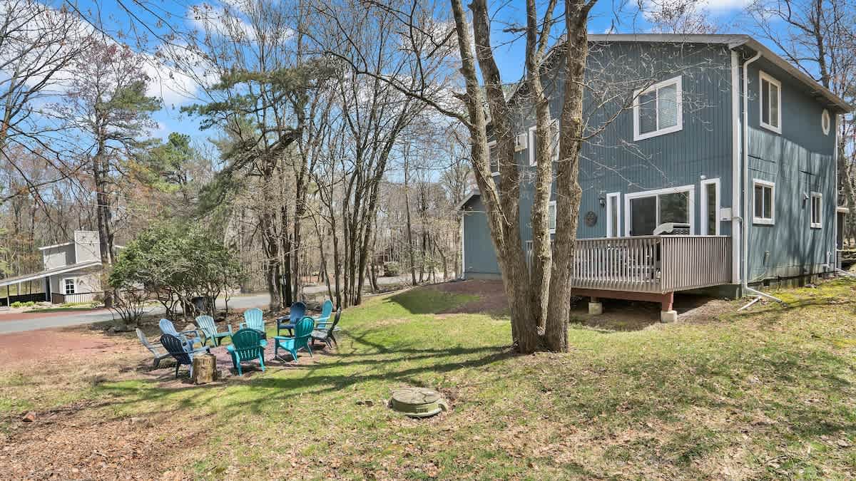 Cozy Cabin Retreat | Firepit | Deck & Fireplace