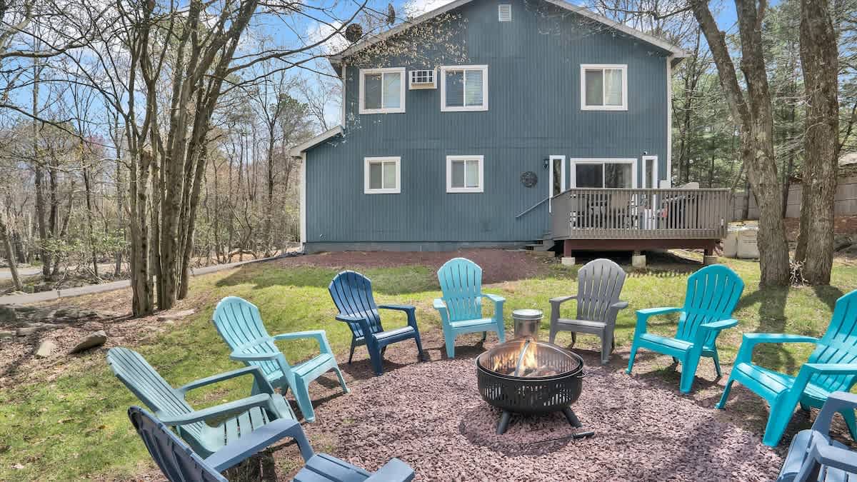 Cozy Cabin Retreat | Firepit | Deck & Fireplace