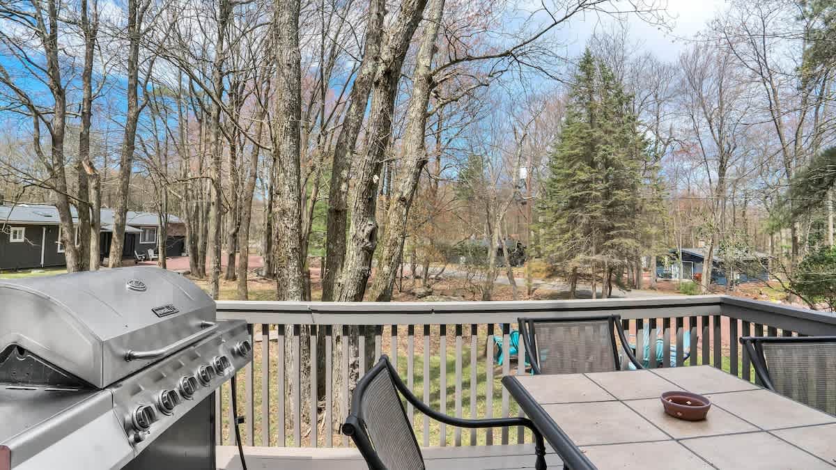 Cozy Cabin Retreat | Firepit | Deck & Fireplace