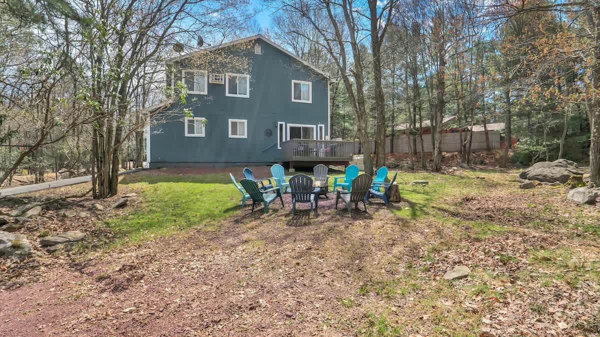 Cozy Cabin Retreat | Firepit | Deck & Fireplace