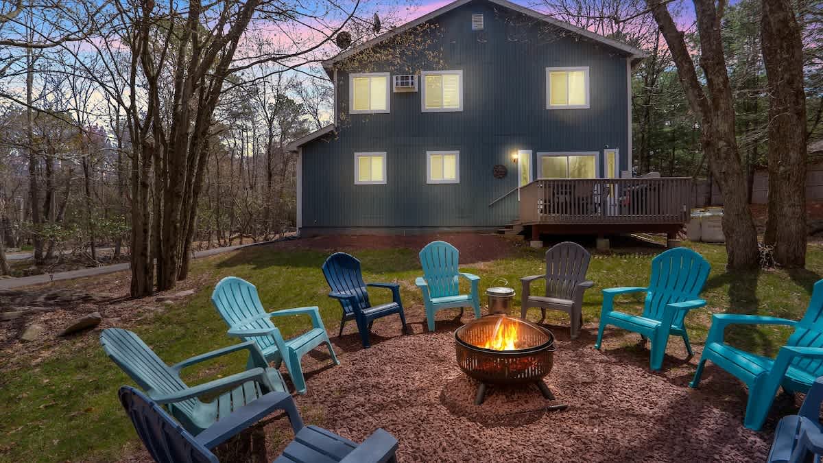 Cozy Cabin Retreat | Firepit | Deck & Fireplace