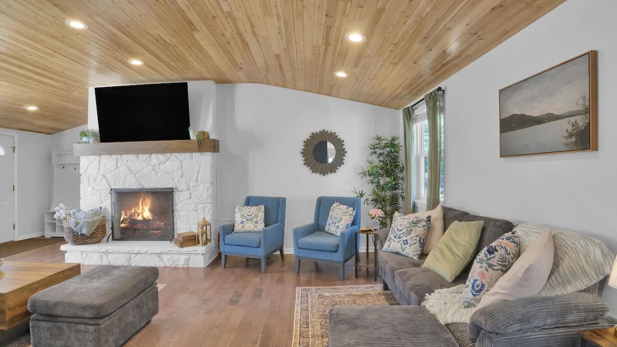 Cozy Cabin Retreat | Firepit | Deck & Fireplace