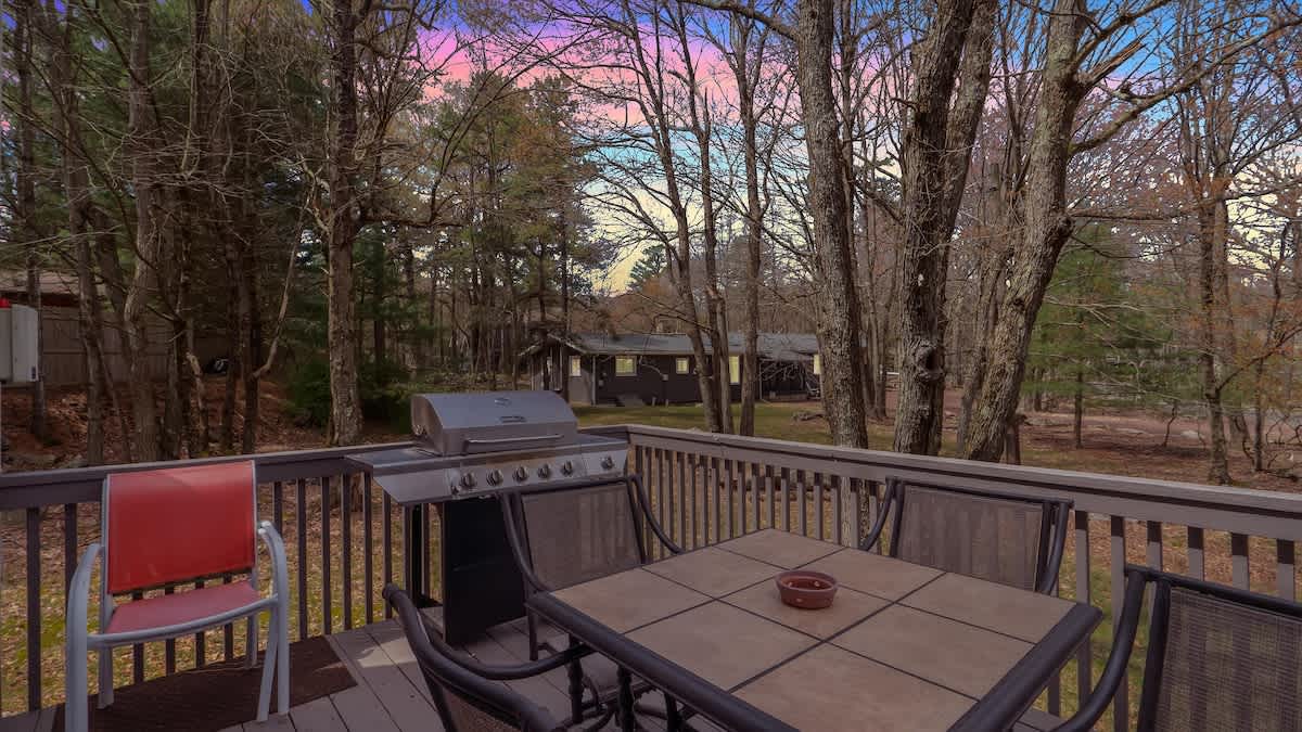 Cozy Cabin Retreat | Firepit | Deck & Fireplace