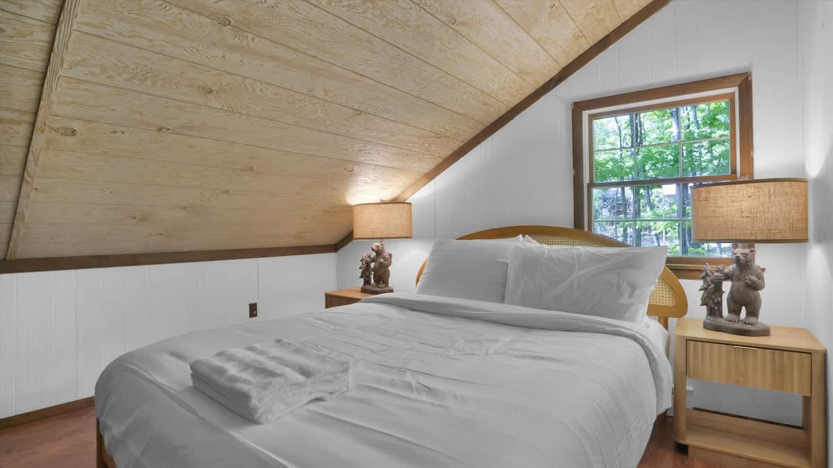 Woodsy Cabin Chalet | Hot Tub | Fire Pit | BB Lake