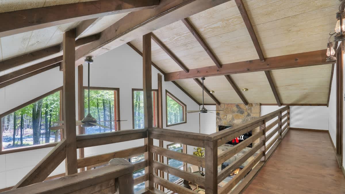 Woodsy Cabin Chalet | Hot Tub | Fire Pit | BB Lake