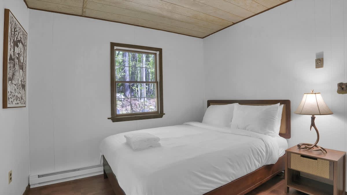 Woodsy Cabin Chalet | Hot Tub | Fire Pit | BB Lake