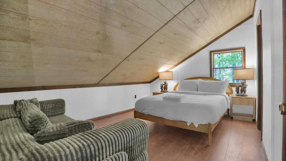 Woodsy Cabin Chalet | Hot Tub | Fire Pit | BB Lake