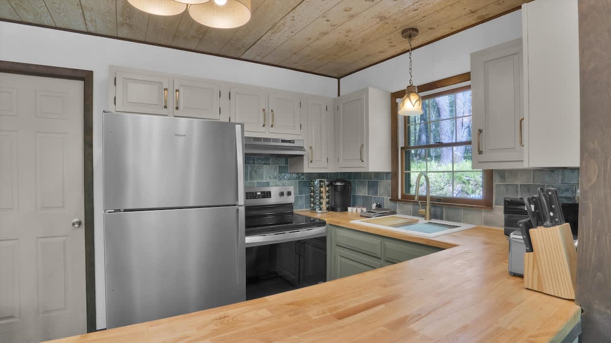 Woodsy Cabin Chalet | Hot Tub | Fire Pit | BB Lake