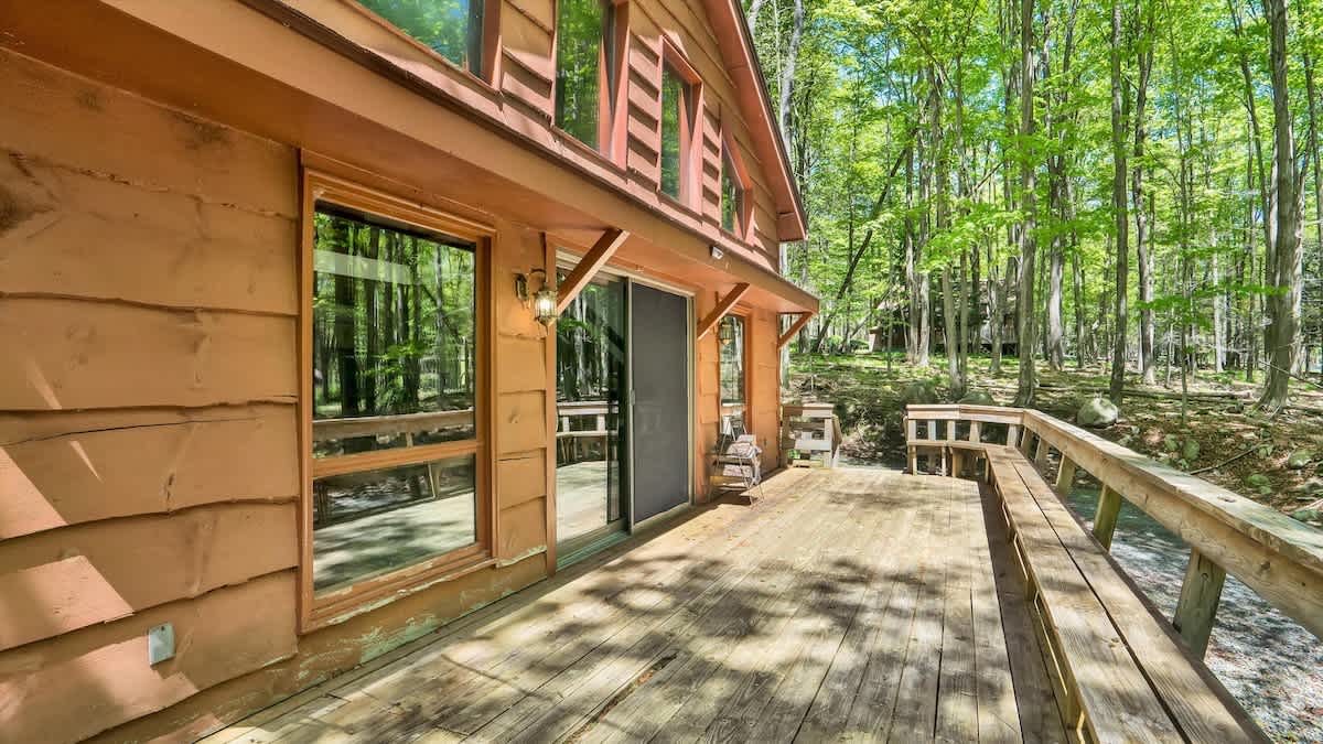 Woodsy Cabin Chalet | Hot Tub | Fire Pit | BB Lake