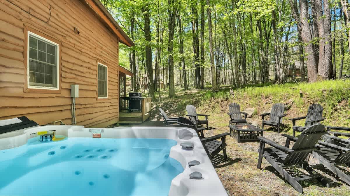 Woodsy Cabin Chalet | Hot Tub | Fire Pit | BB Lake