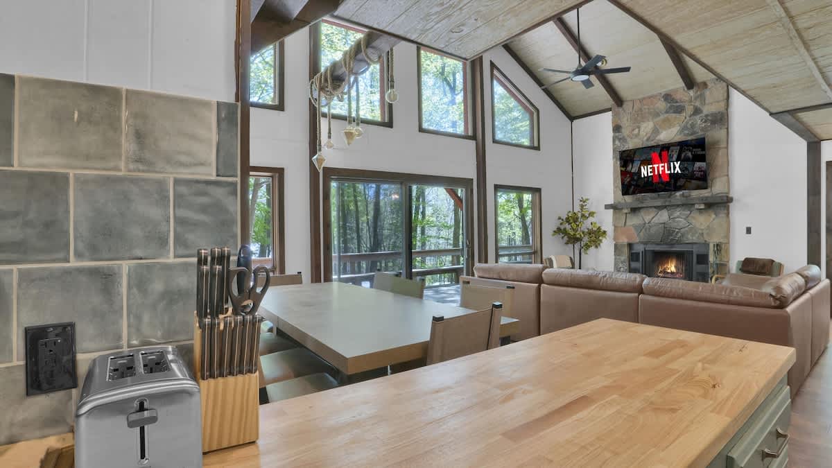Woodsy Cabin Chalet | Hot Tub | Fire Pit | BB Lake