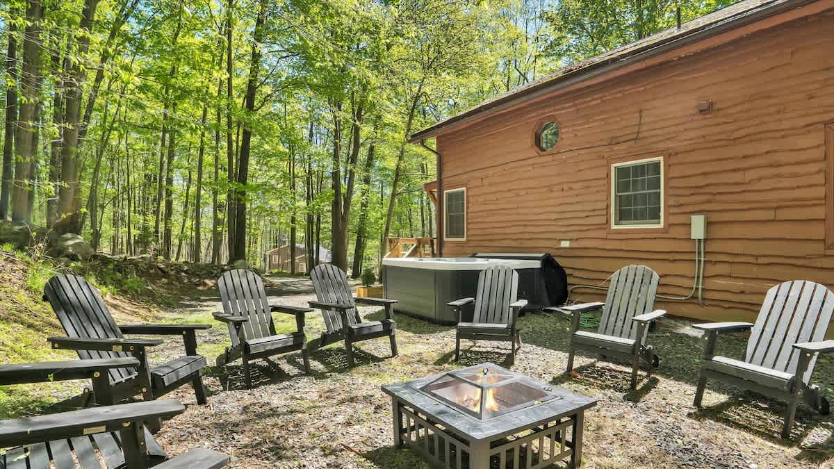 Woodsy Cabin Chalet | Hot Tub | Fire Pit | BB Lake