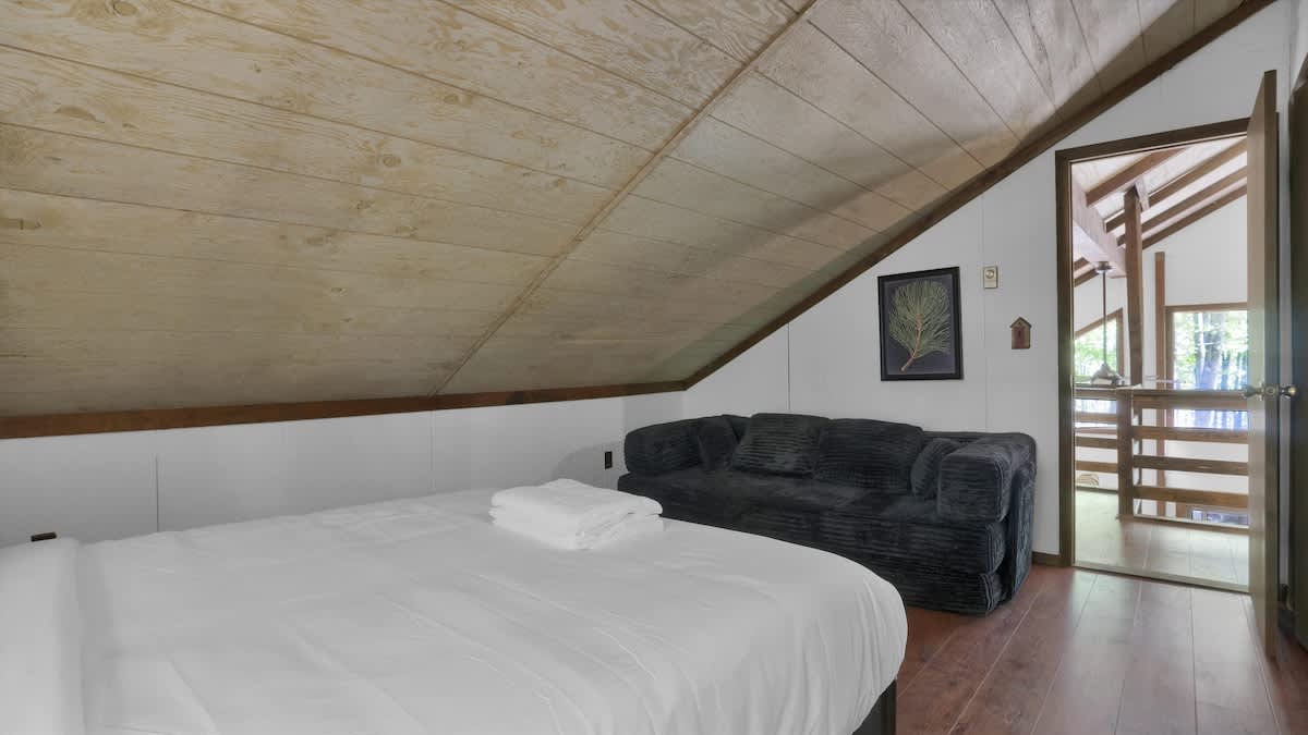 Woodsy Cabin Chalet | Hot Tub | Fire Pit | BB Lake