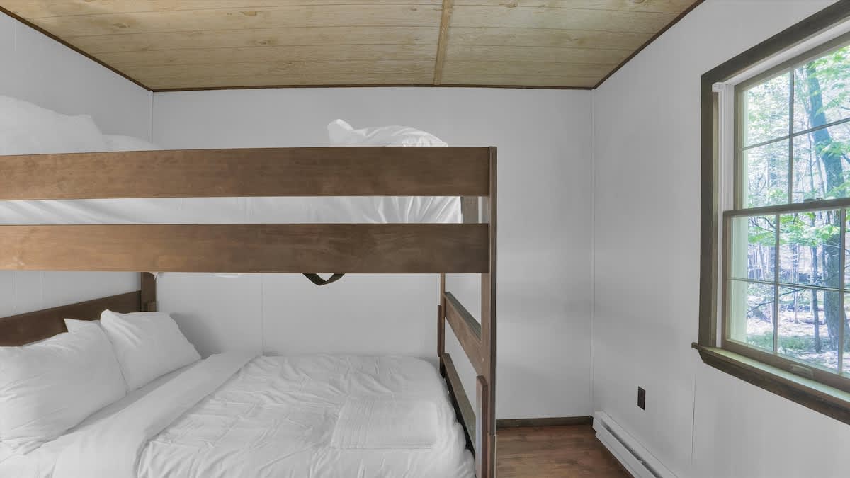 Woodsy Cabin Chalet | Hot Tub | Fire Pit | BB Lake
