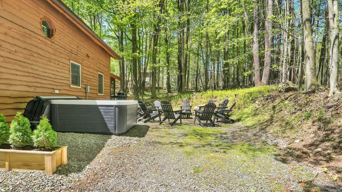 Woodsy Cabin Chalet | Hot Tub | Fire Pit | BB Lake