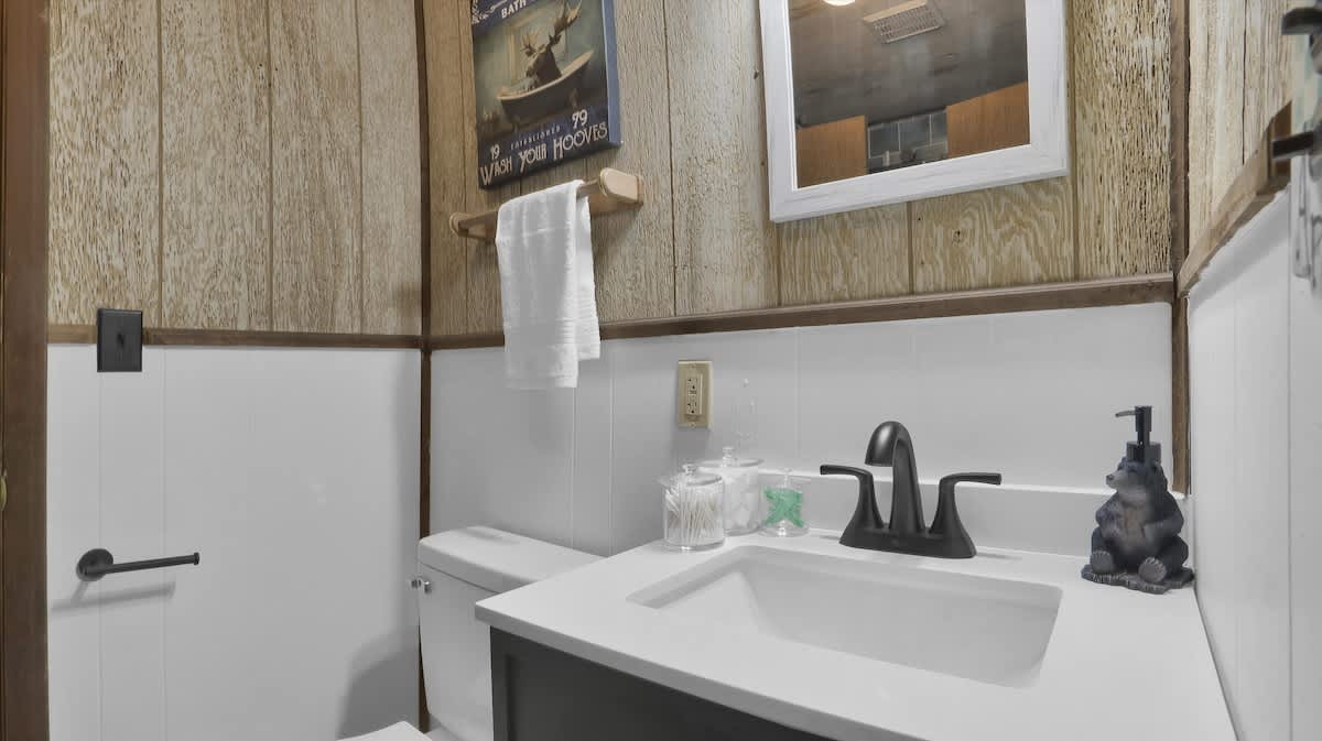 Woodsy Cabin Chalet | Hot Tub | Fire Pit | BB Lake