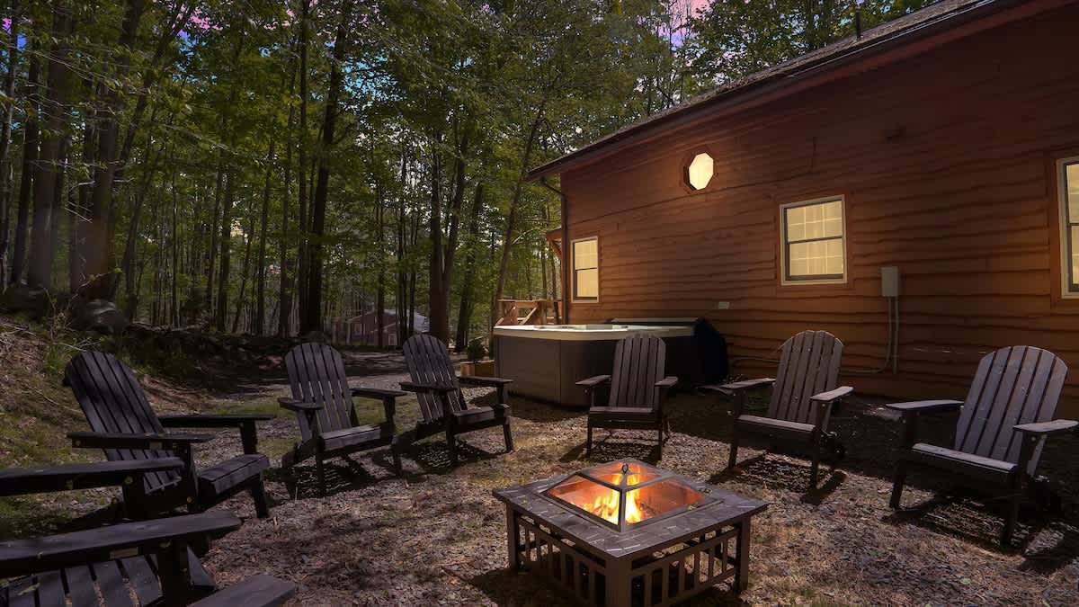 Woodsy Cabin Chalet | Hot Tub | Fire Pit | BB Lake