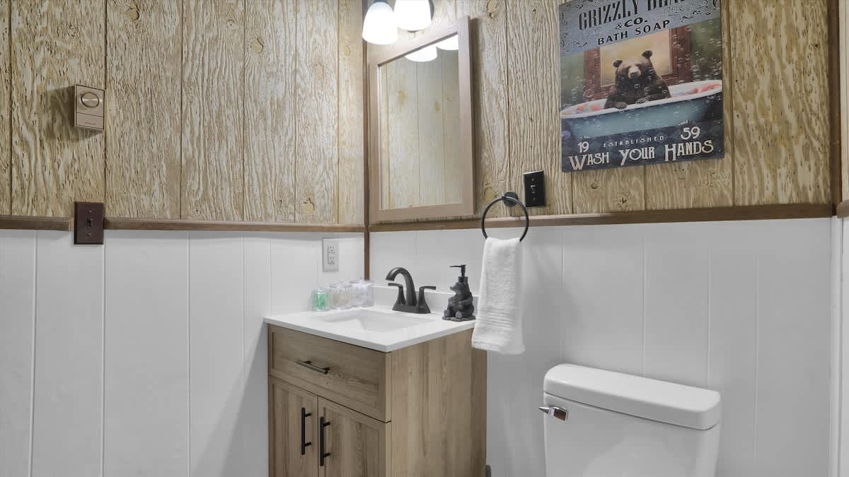 Woodsy Cabin Chalet | Hot Tub | Fire Pit | BB Lake