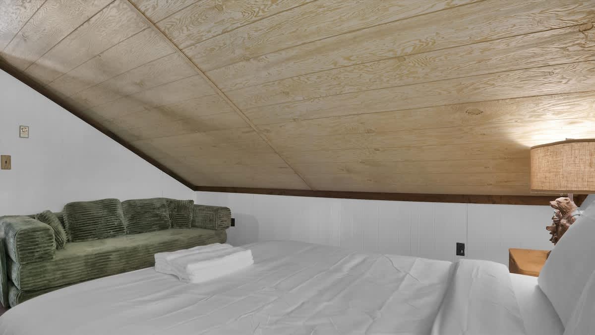 Woodsy Cabin Chalet | Hot Tub | Fire Pit | BB Lake
