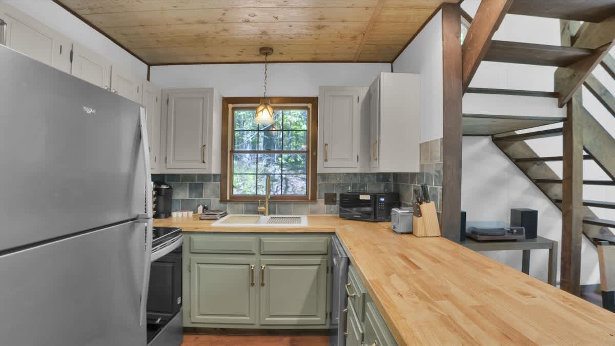 Woodsy Cabin Chalet | Hot Tub | Fire Pit | BB Lake