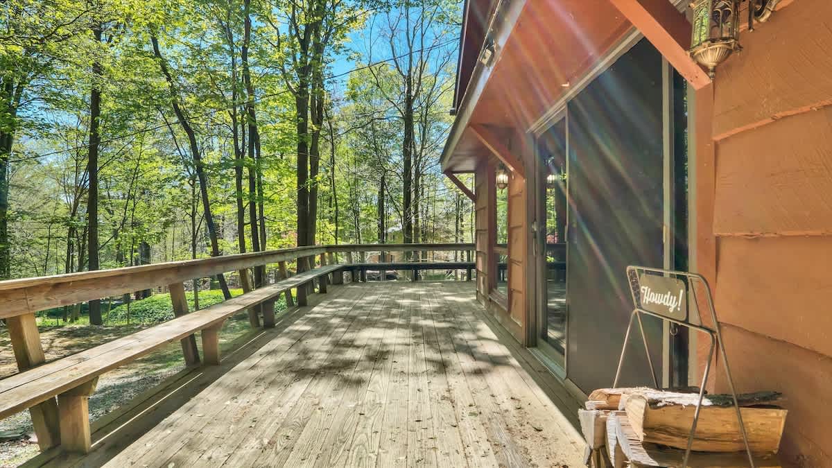 Woodsy Cabin Chalet | Hot Tub | Fire Pit | BB Lake