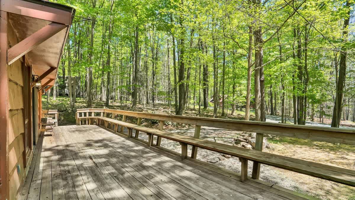 Woodsy Cabin Chalet | Hot Tub | Fire Pit | BB Lake