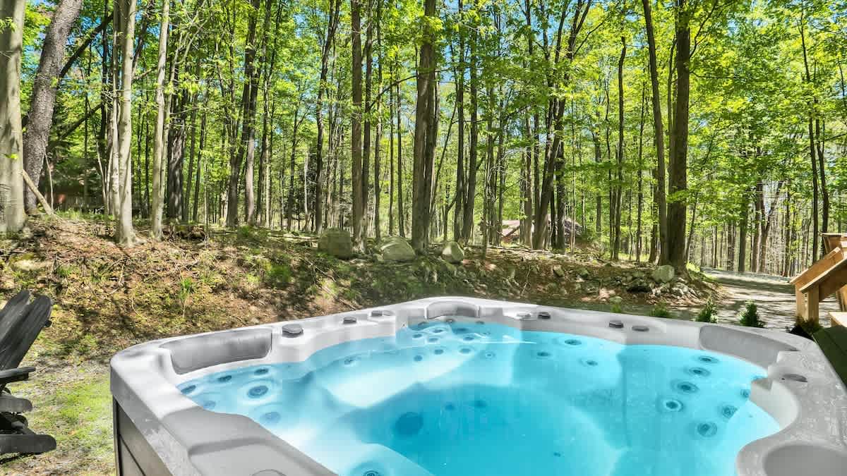 Woodsy Cabin Chalet | Hot Tub | Fire Pit | BB Lake