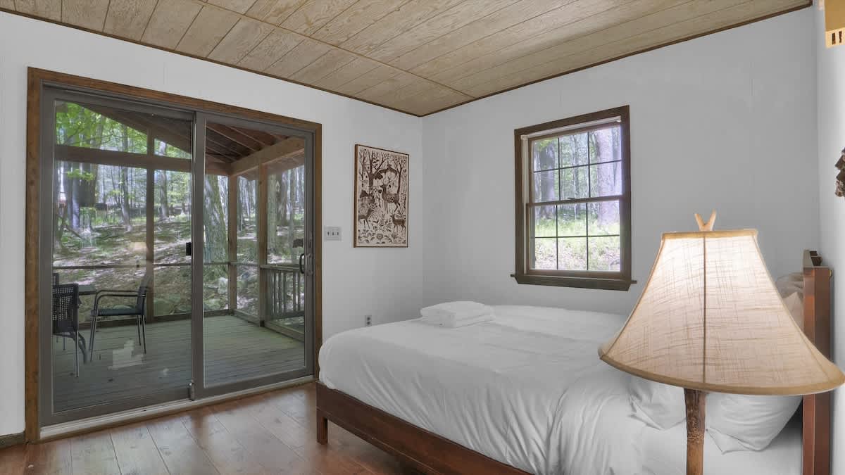 Woodsy Cabin Chalet | Hot Tub | Fire Pit | BB Lake