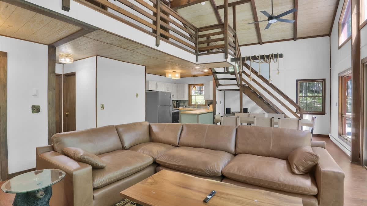 Woodsy Cabin Chalet | Hot Tub | Fire Pit | BB Lake