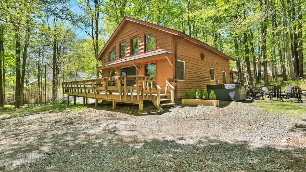 Woodsy Cabin Chalet | Hot Tub | Fire Pit | BB Lake