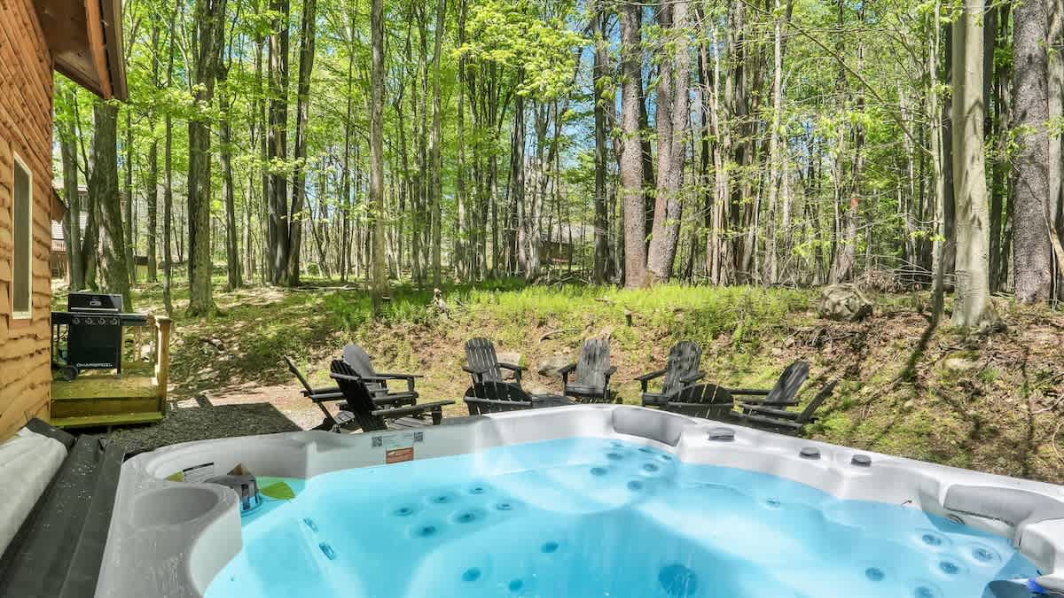 Woodsy Cabin Chalet | Hot Tub | Fire Pit | BB Lake