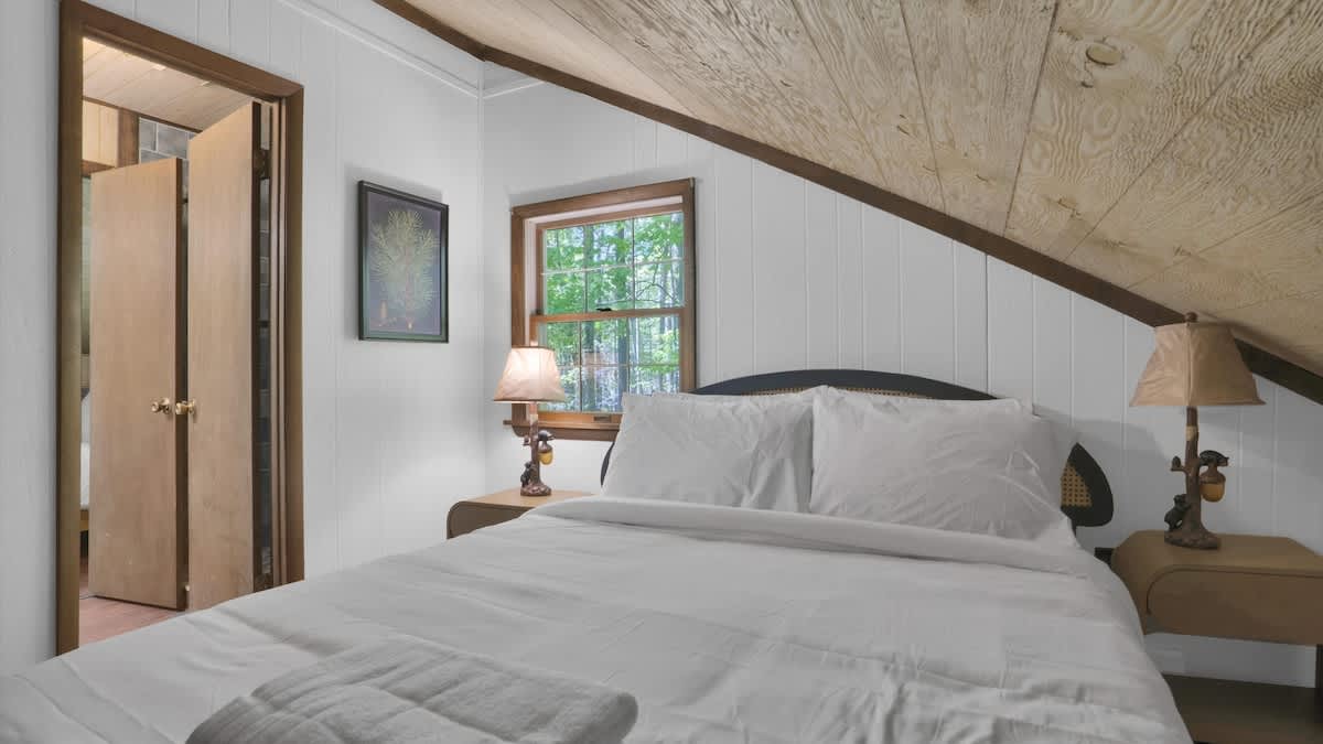 Woodsy Cabin Chalet | Hot Tub | Fire Pit | BB Lake