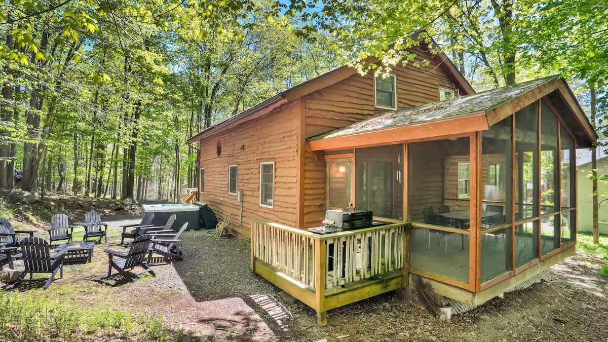 Woodsy Cabin Chalet | Hot Tub | Fire Pit | BB Lake