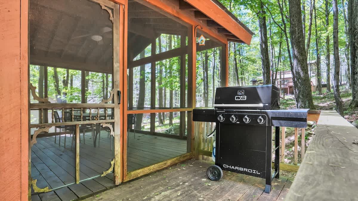 Woodsy Cabin Chalet | Hot Tub | Fire Pit | BB Lake