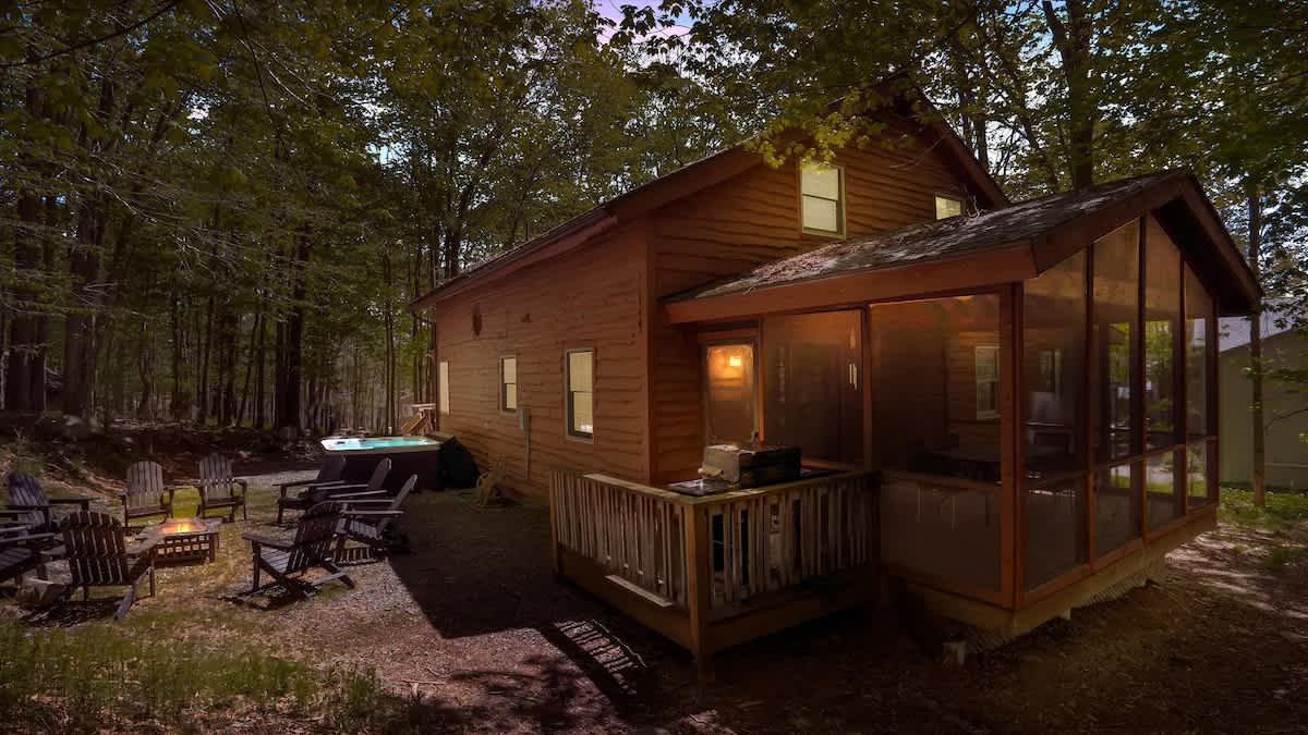 Woodsy Cabin Chalet | Hot Tub | Fire Pit | BB Lake