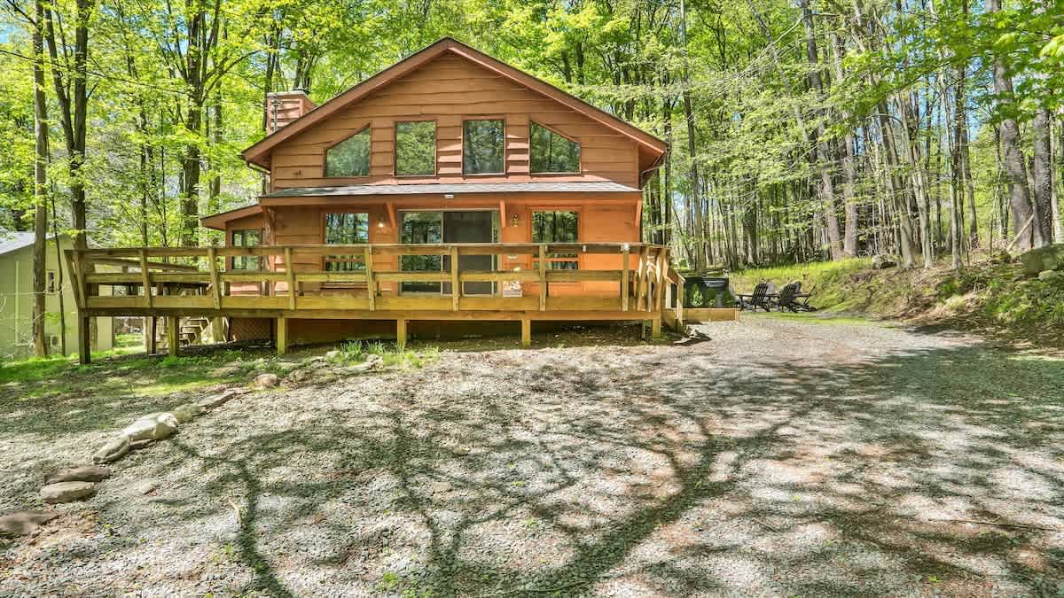 Woodsy Cabin Chalet | Hot Tub | Fire Pit | BB Lake