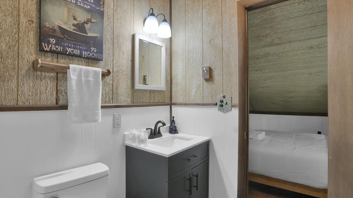 Woodsy Cabin Chalet | Hot Tub | Fire Pit | BB Lake
